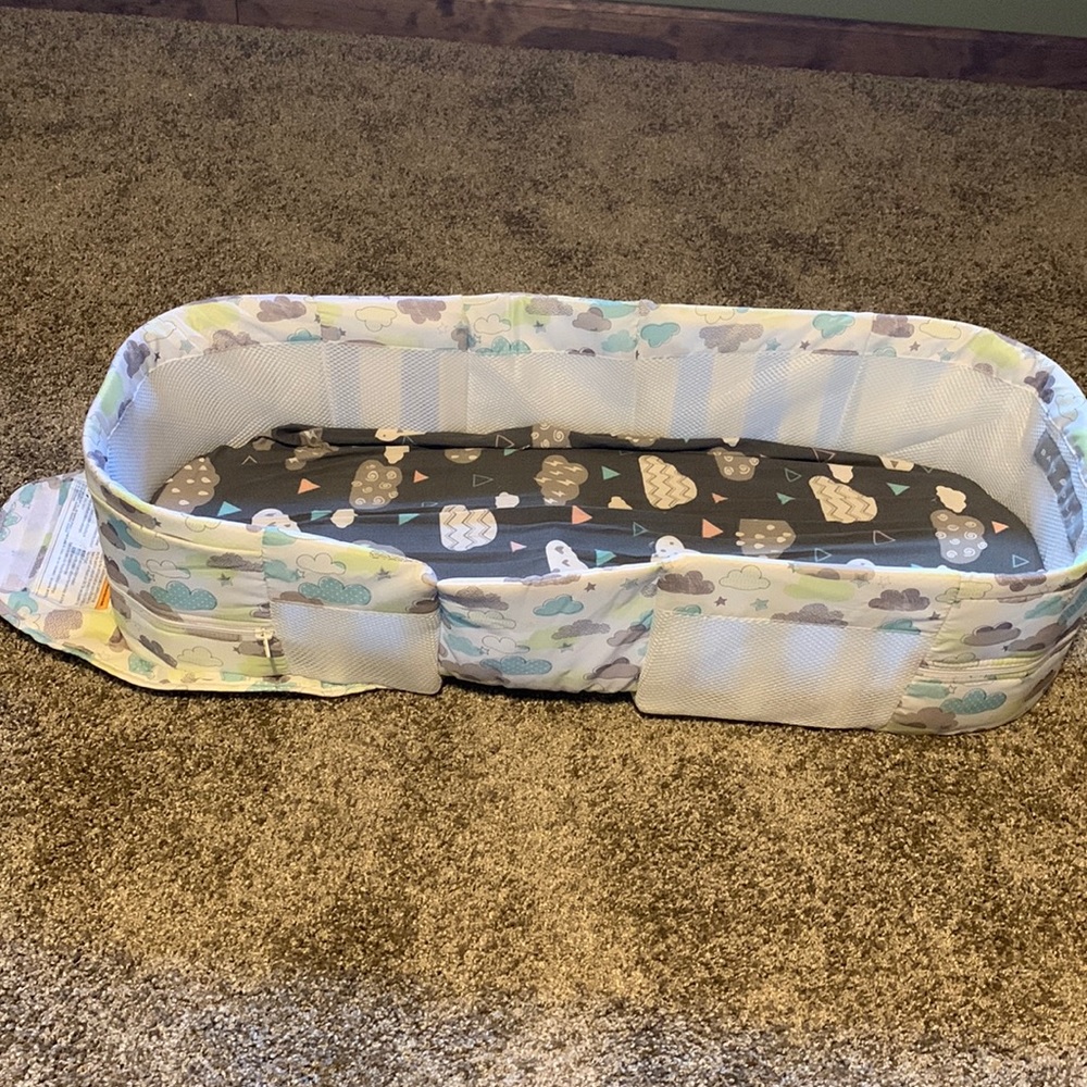 Foldable baby lounger